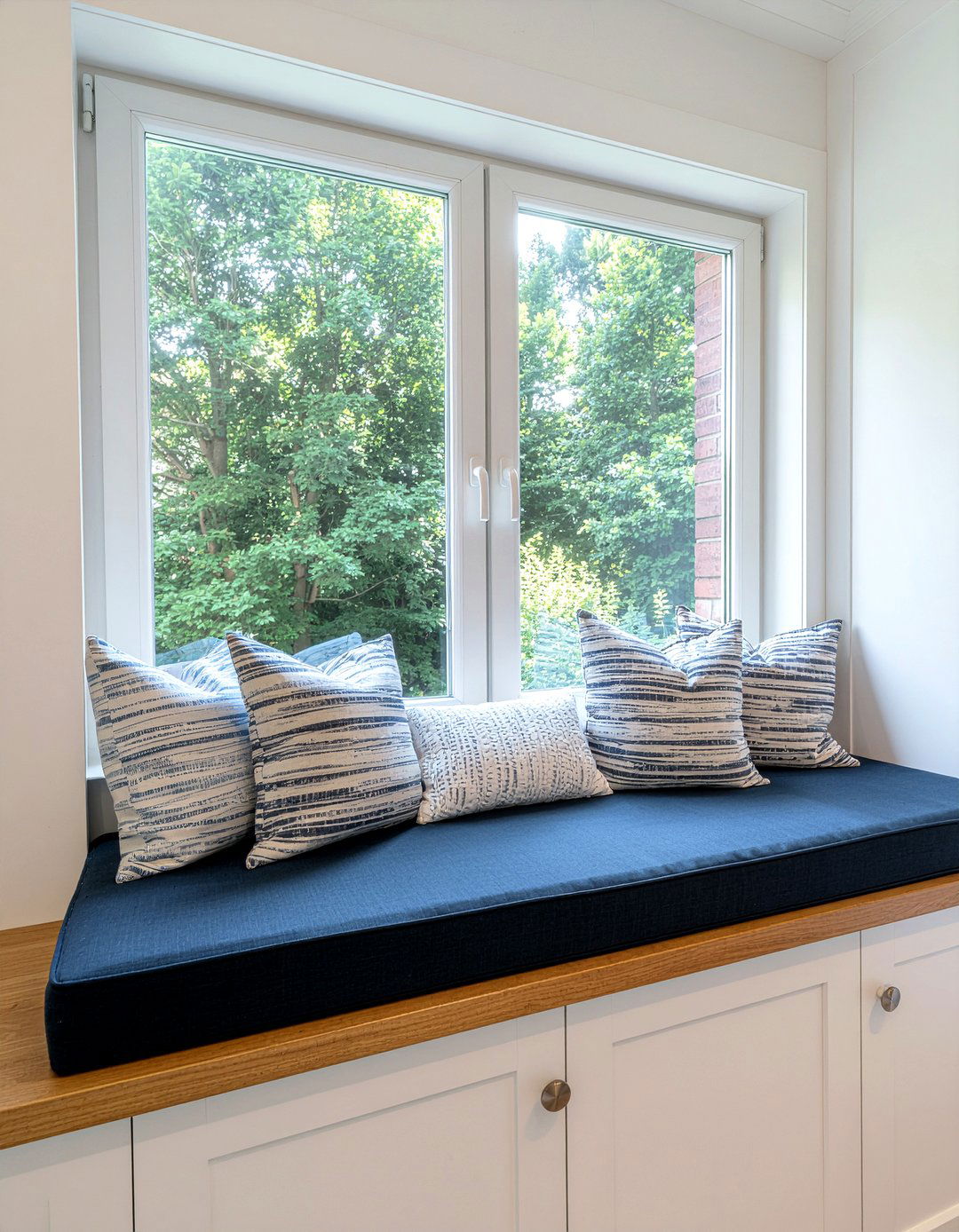 Kitchen window seat cushion - 30 kitchen window decor ideas