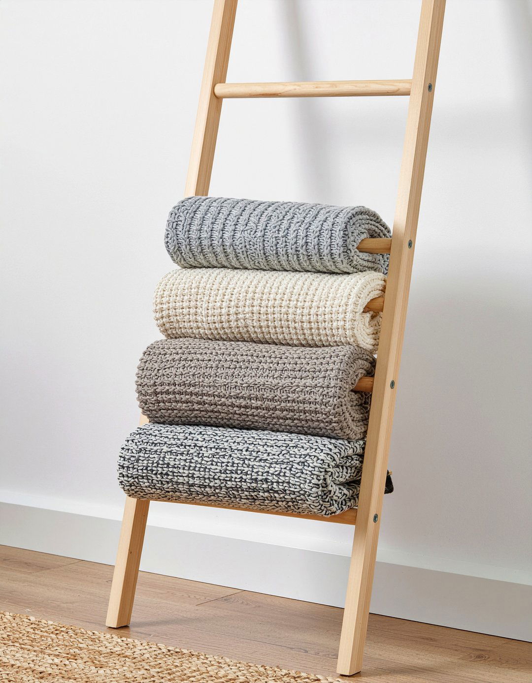 Knit blanket ladder - 30 knitted living room ideas