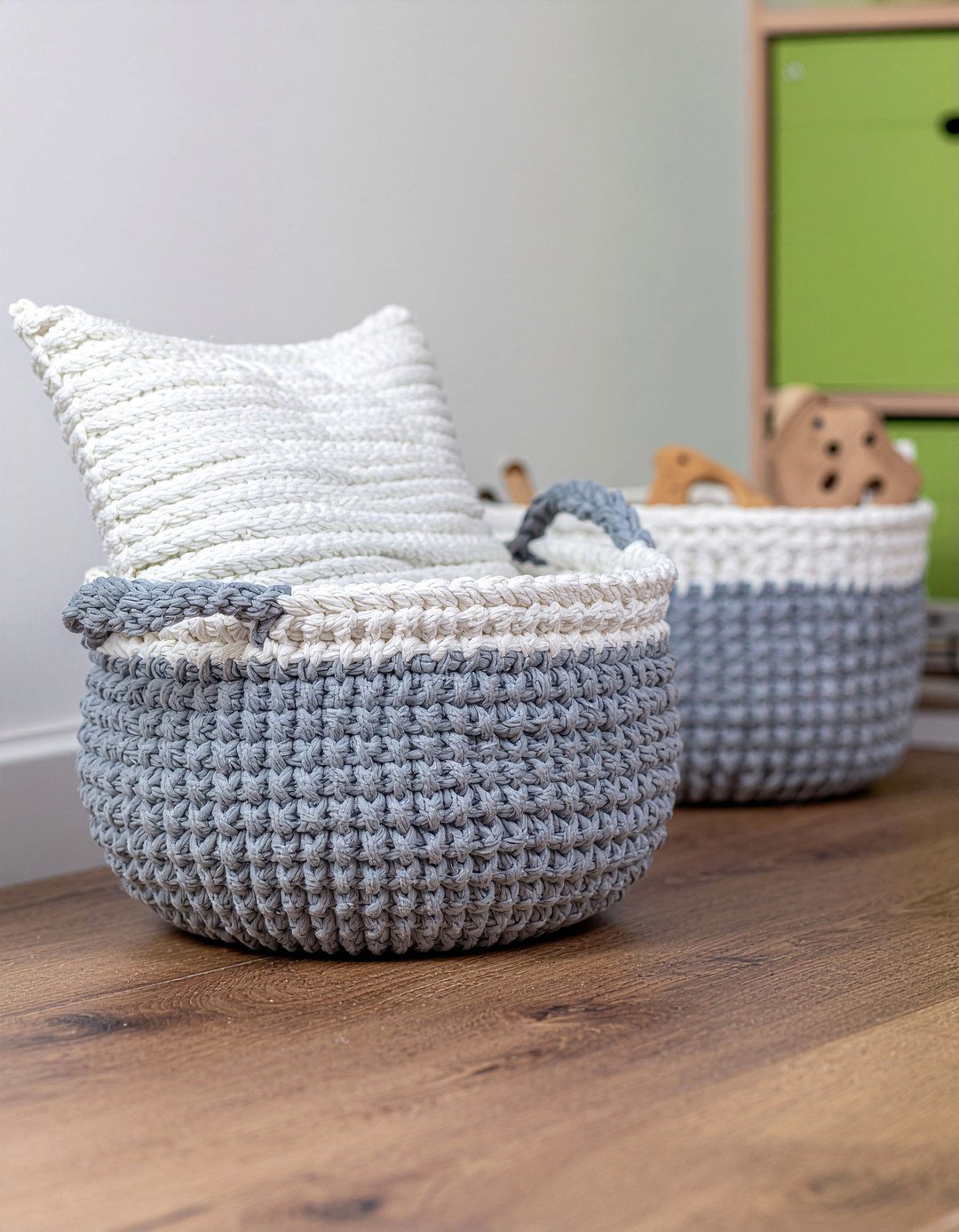 Knitted basket storage - 30 knitted living room ideas
