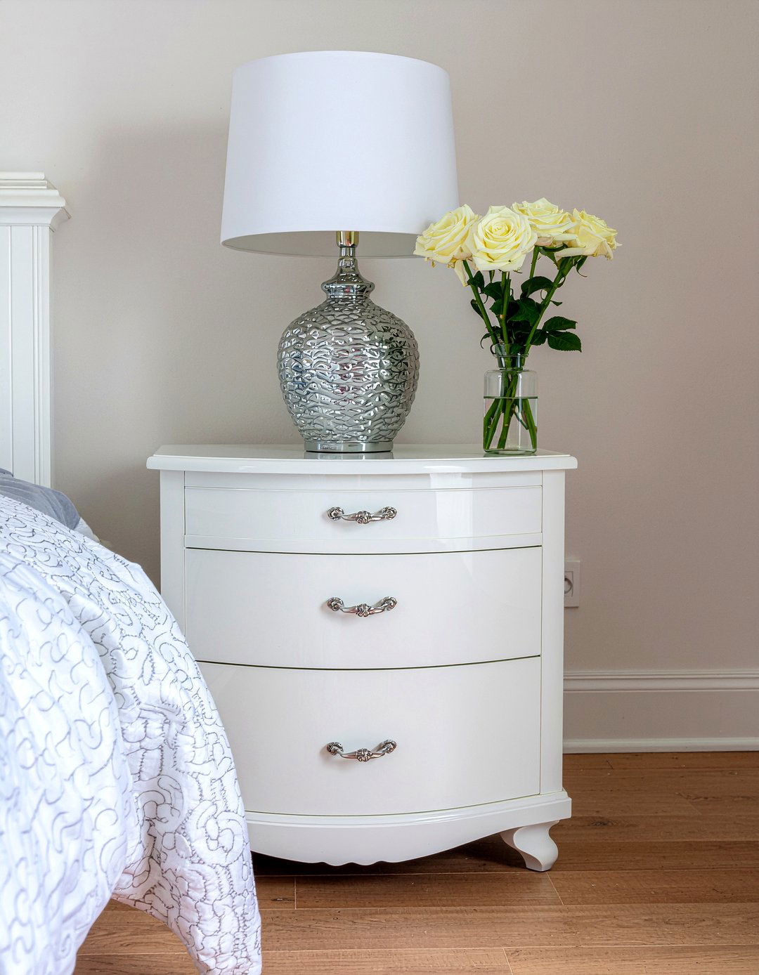 Lacquer furniture - 30 glam bedroom ideas