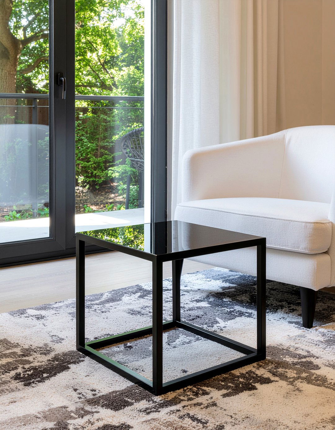 Lacquer side table - 30 modern glam living room ideas