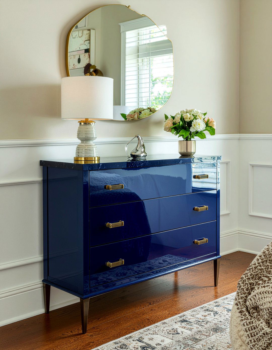 Lacquered Dresser Finish - 30 Hollywood regency bedroom ideas