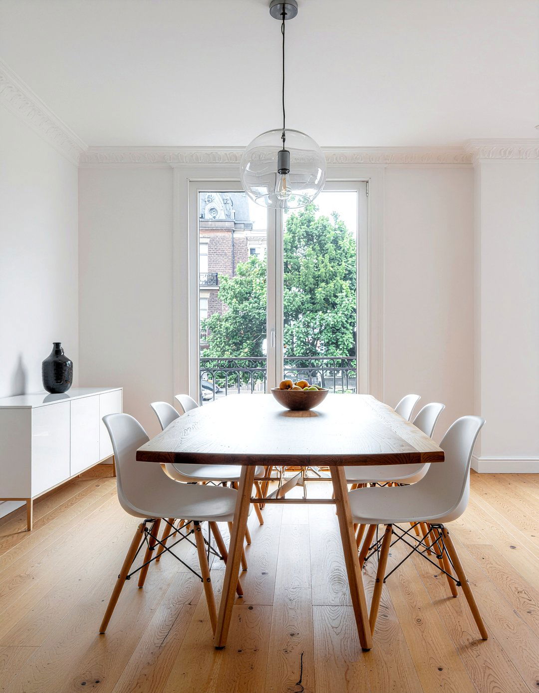 Lacquered furniture with natural wood dining - 30 dining room finish mixing ideas