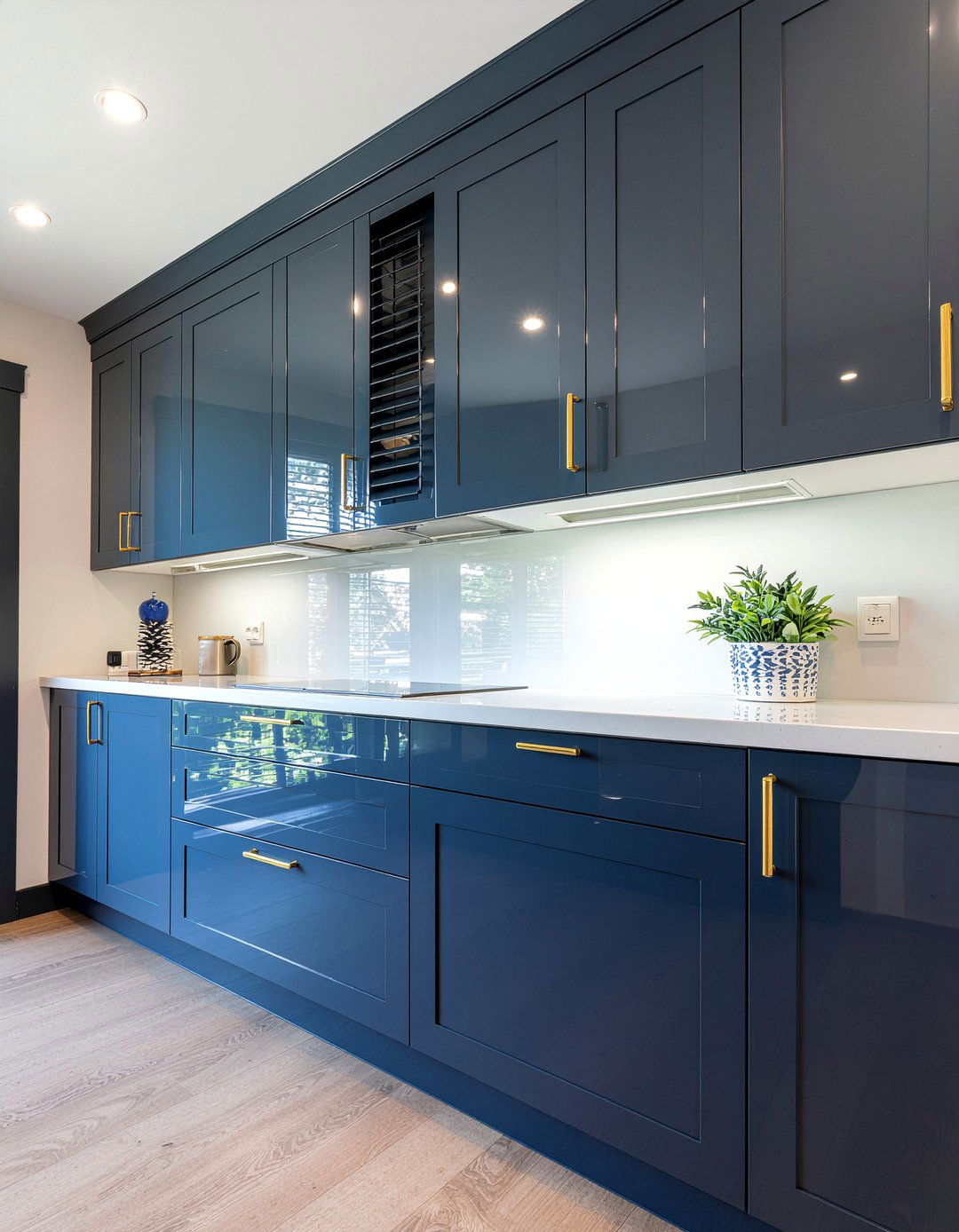 Lacquered kitchen shutters - 30 kitchen shutter ideas