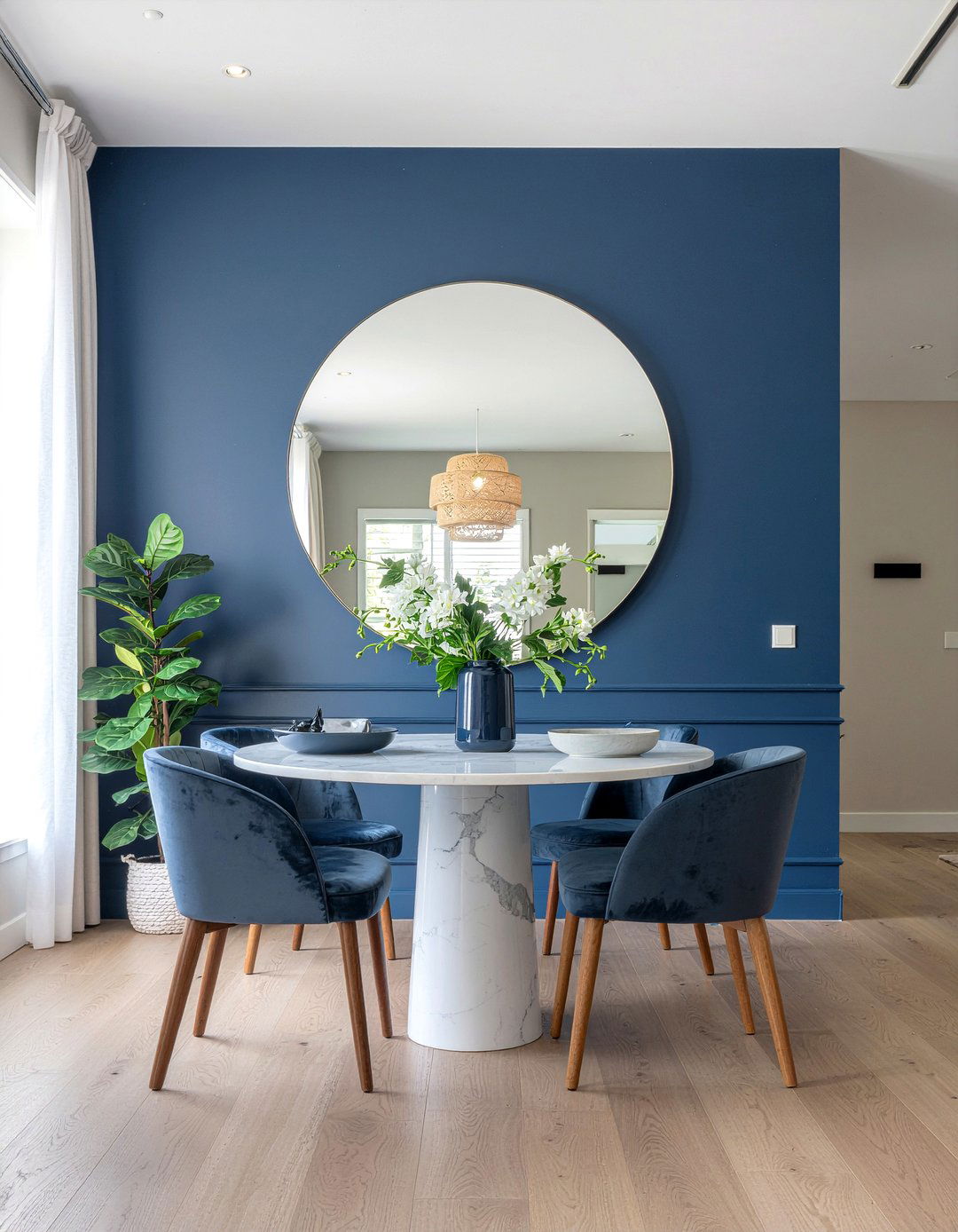 Large Frameless Round Mirror On Feature Wall - 30 round mirror dining room ideas