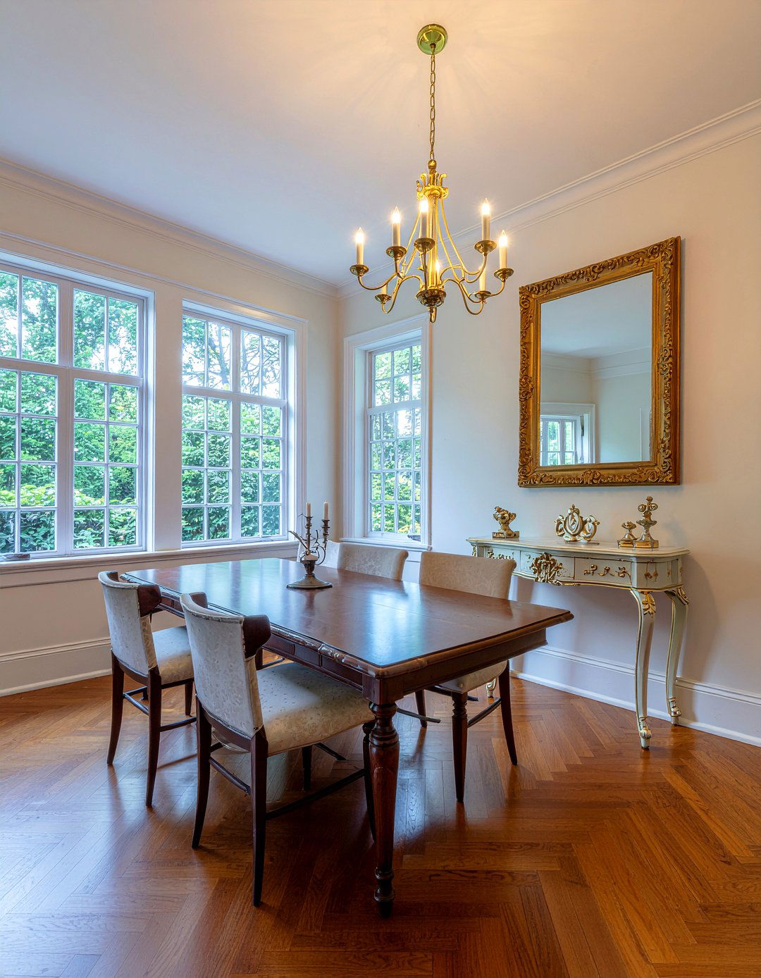 Large Gilt Mirror - 30 heritage home dining room ideas