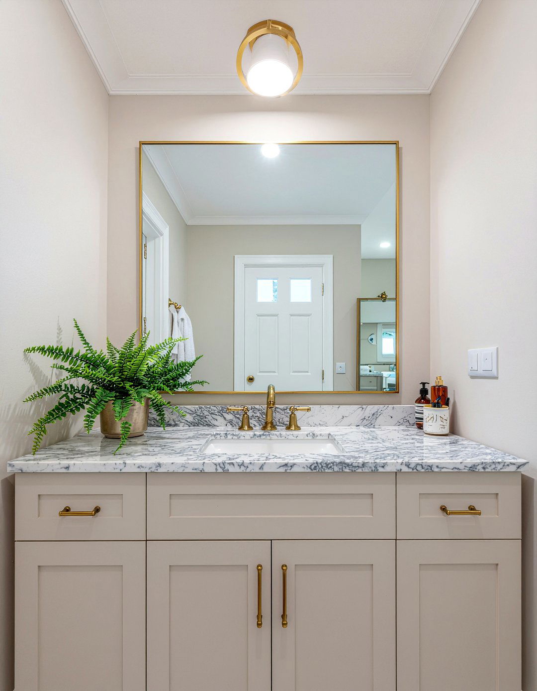 Large Mirror - 30 small bathroom maximization ideas