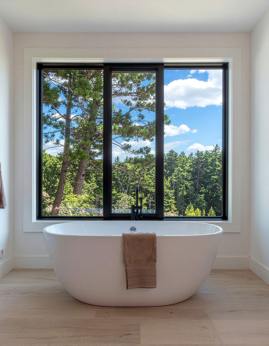 Large Picture Window - 30 lodge bathroom ideas