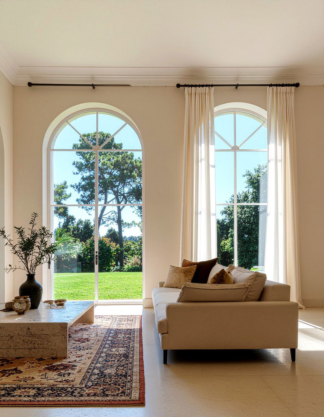 Large arched windows - 30 Mediterranean living room ideas