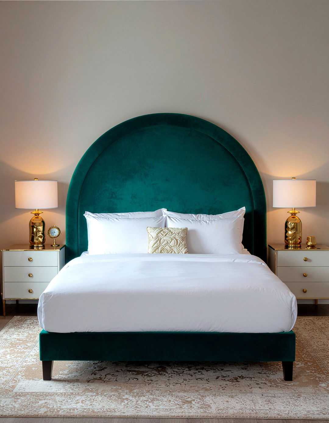 Large headboard - 30 bedroom decoration ideas