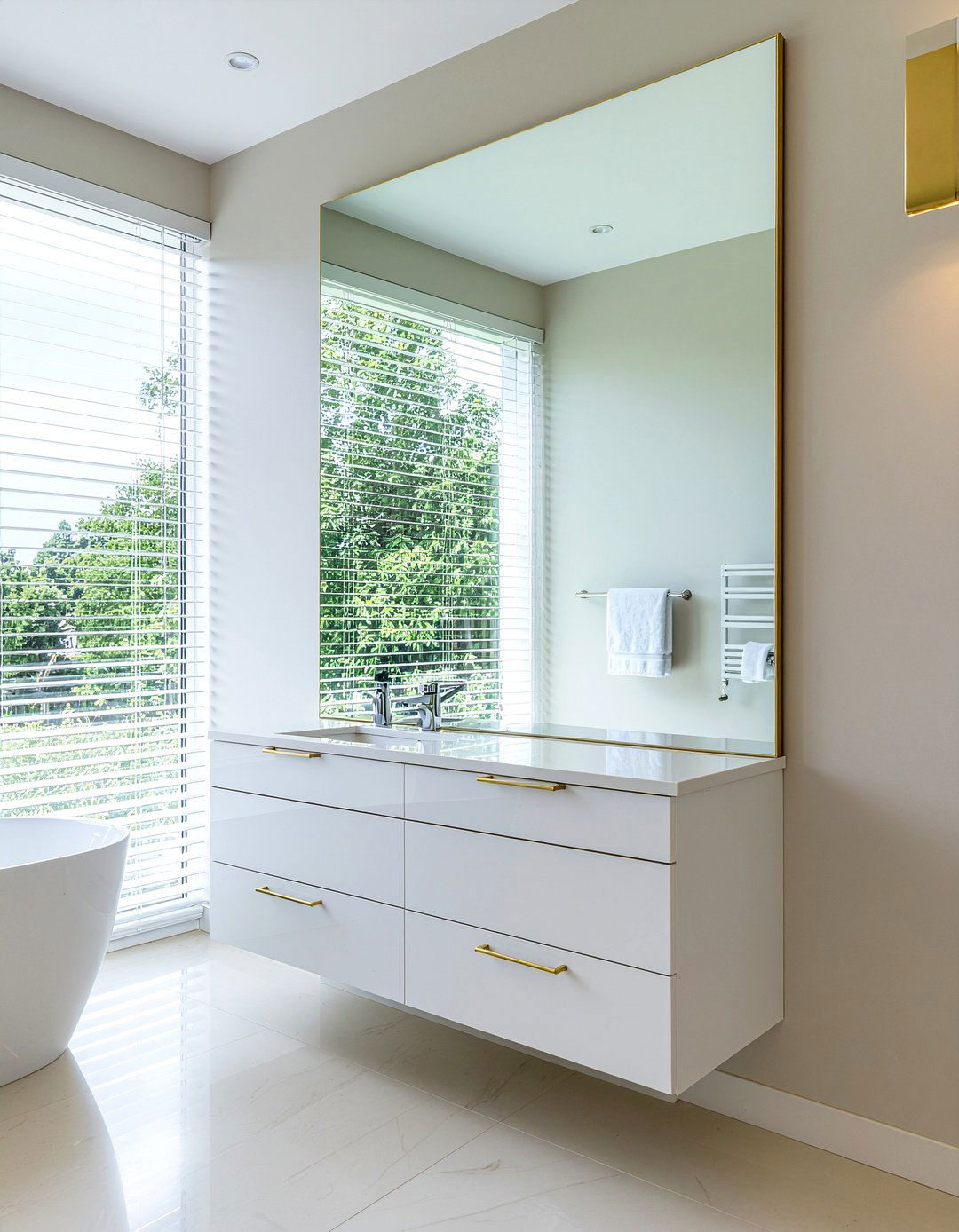 Large wall mirror - 30 small bathroom ideas