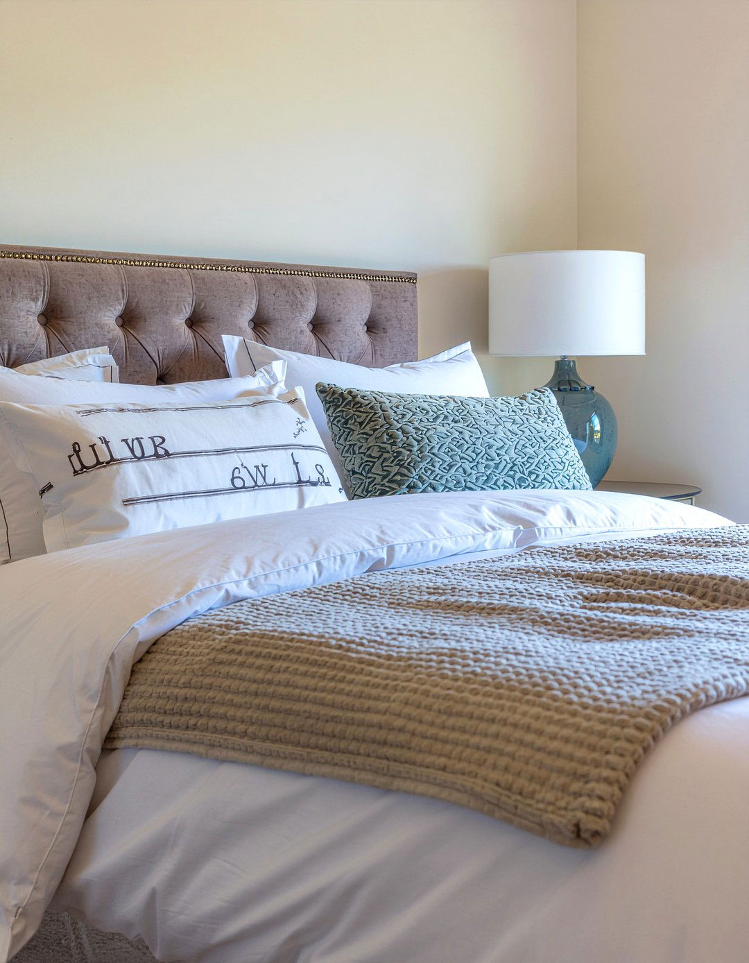 Layered Bed Pillows - 30 grand bedroom ideas