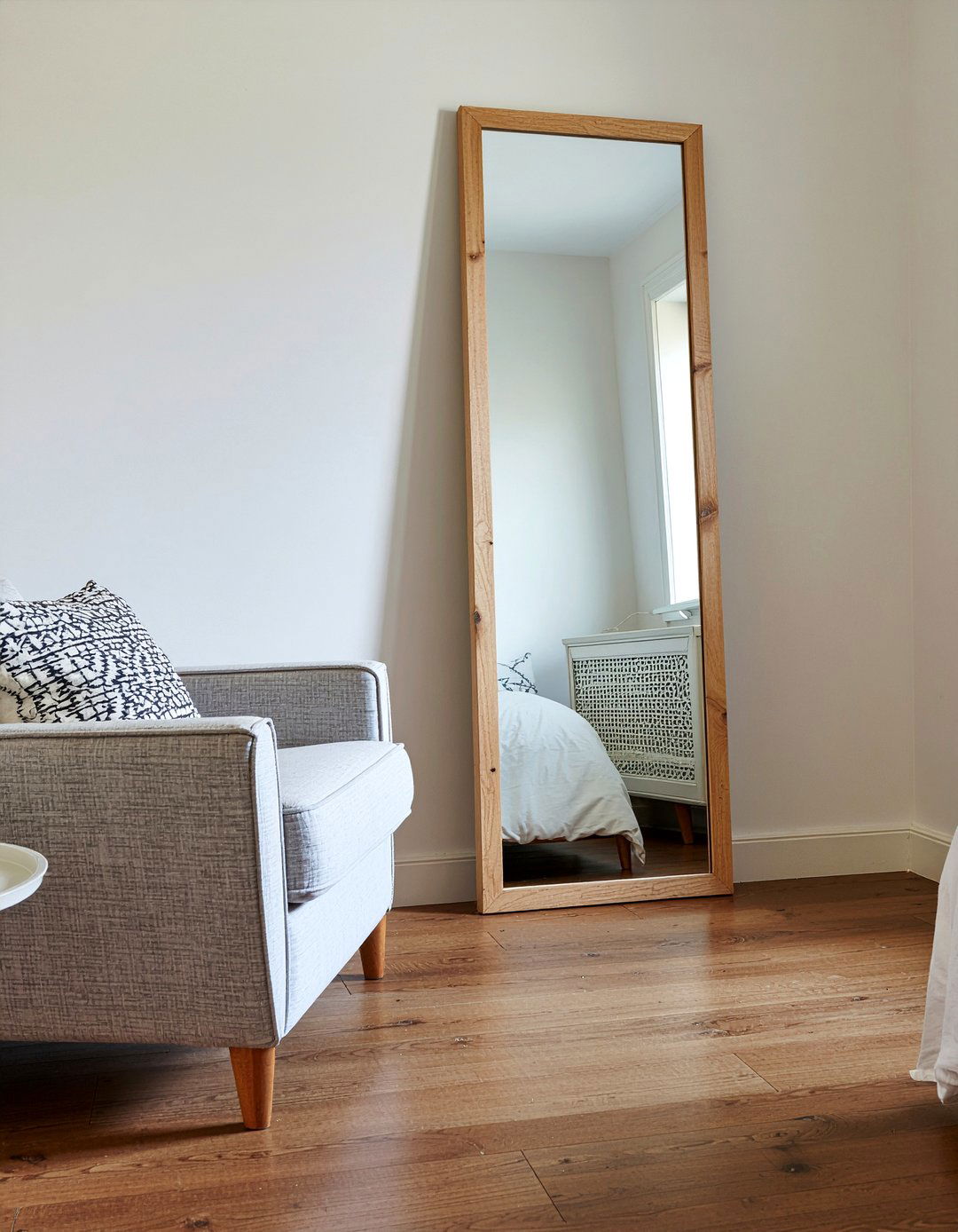 Leaning Floor Mirror - 30 bedroom mirror ideas