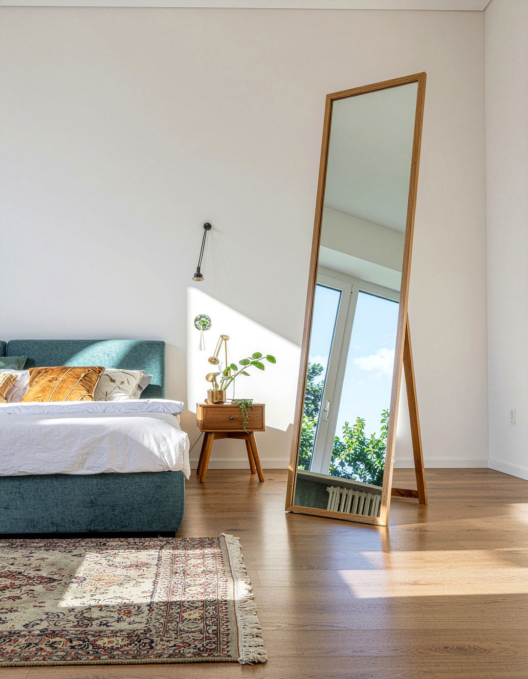 Leaning floor mirror - 30 renter bedroom ideas