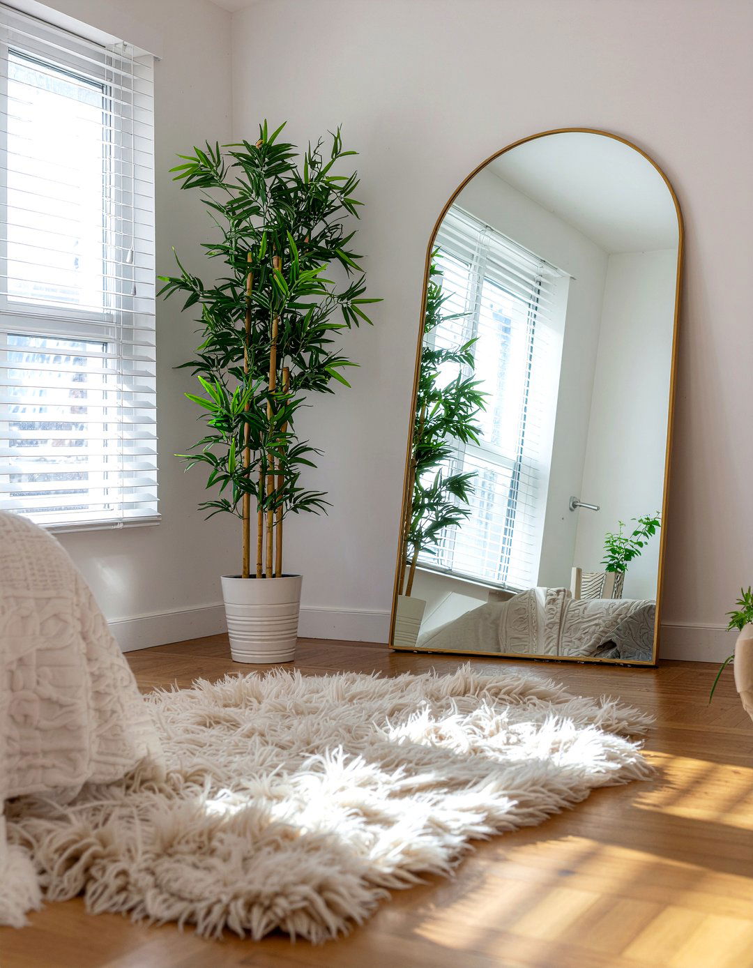 Leaning floor mirror - 30 temporary bedroom ideas