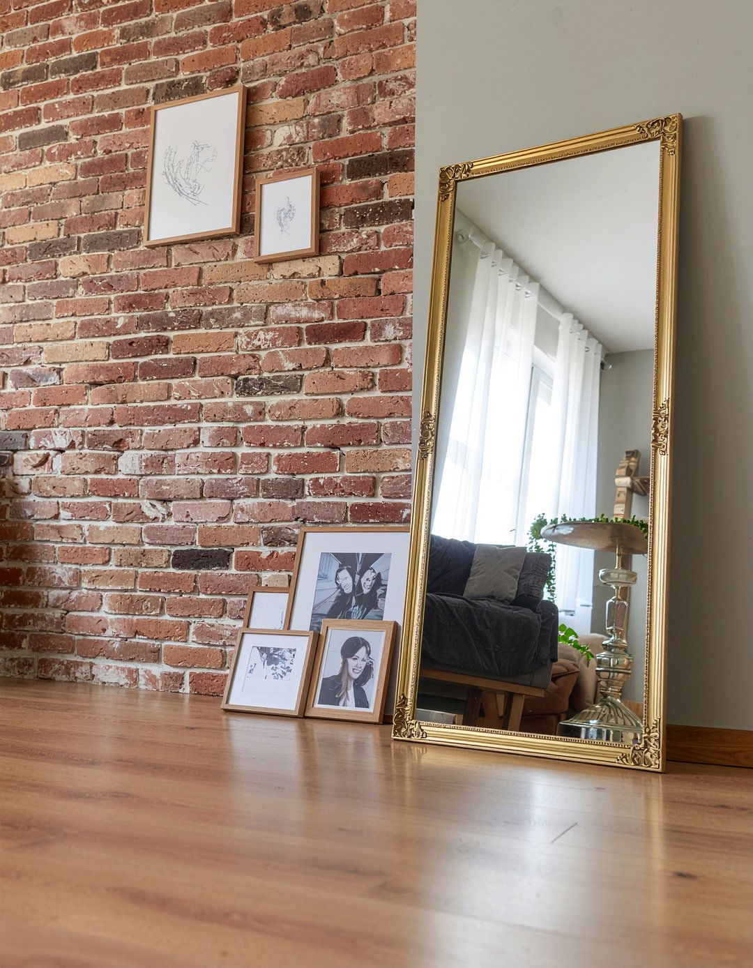 Leaning floor mirror and photos - 30 living room photo displays