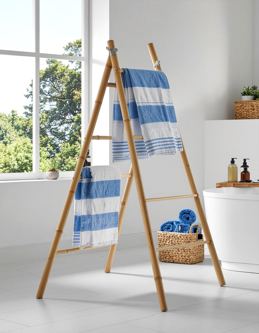 Leaning ladder rack - 30 bathroom creative storage ideas