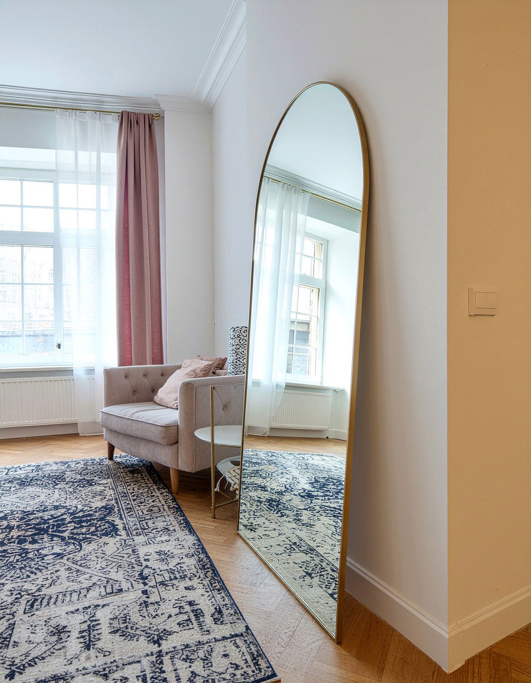 Leaning mirror - 30 rental apartment living room ideas