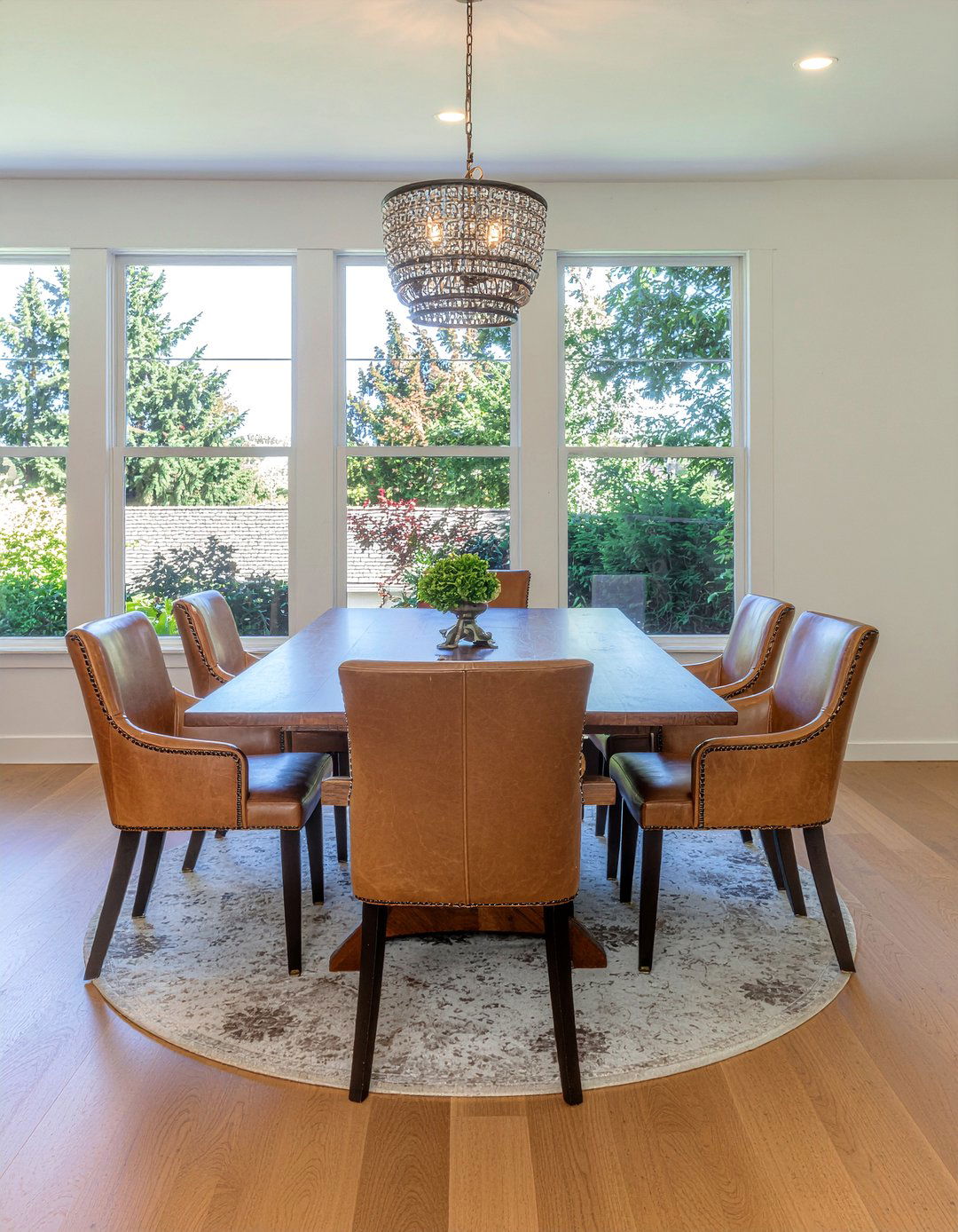 Leather Dining Seating - 30 earthy dining room ideas