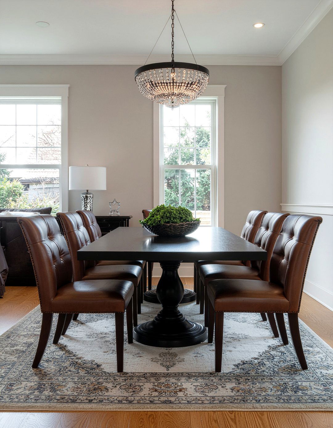 Leather Dining Seats - 30 dramatic dining room ideas