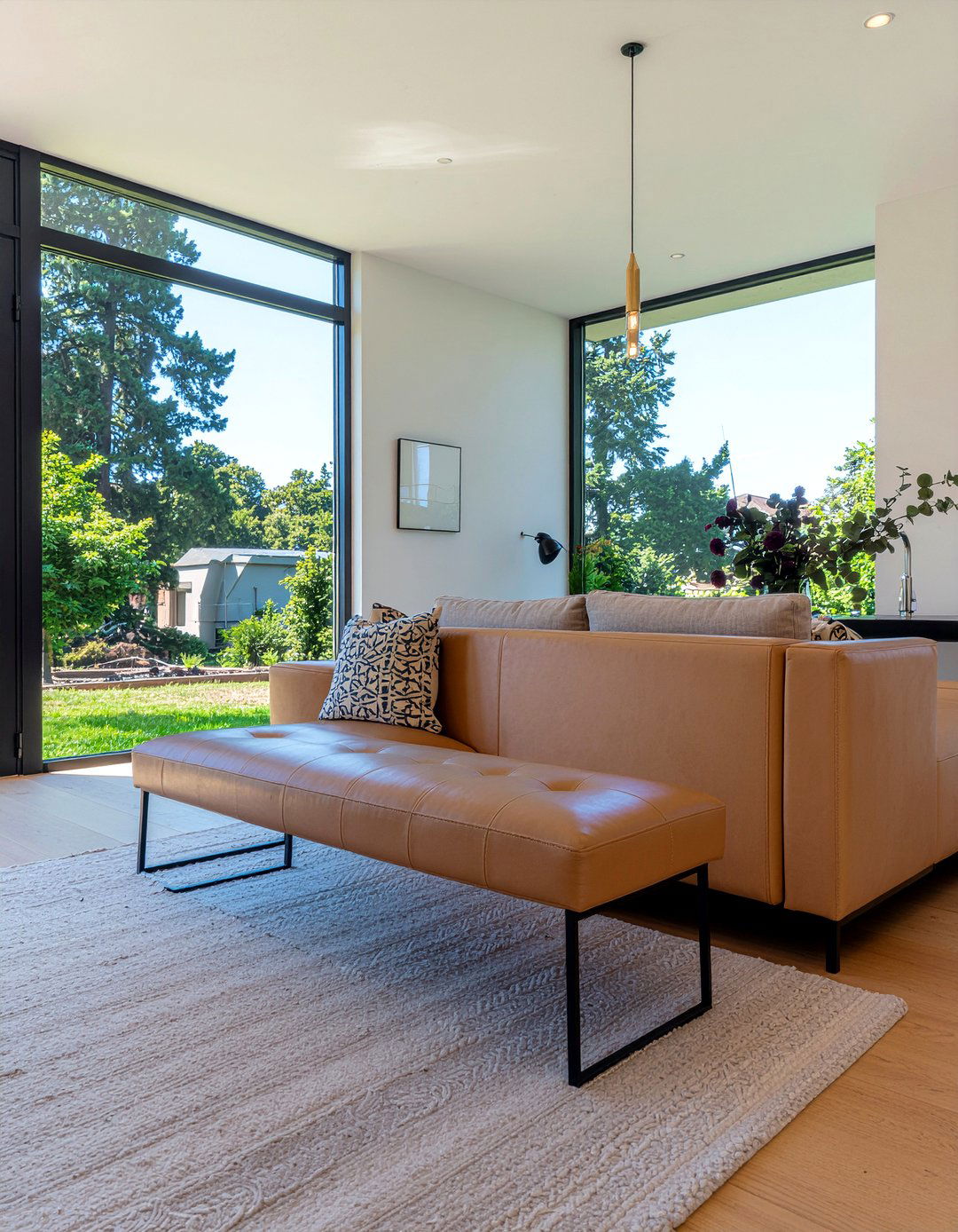 Leather bench seating - 30 leather living room ideas