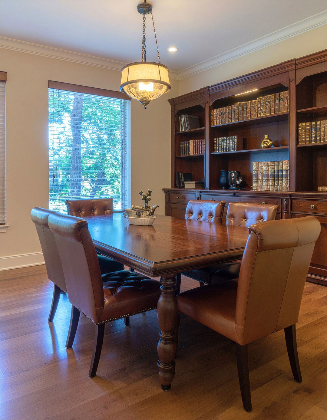 Leather dining room seating - 30 durable dining room ideas