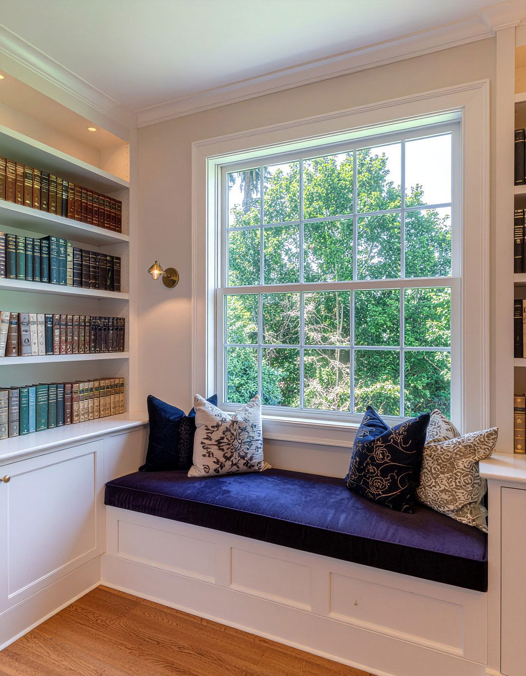 Library Nook Seating - 30 living room banquette ideas