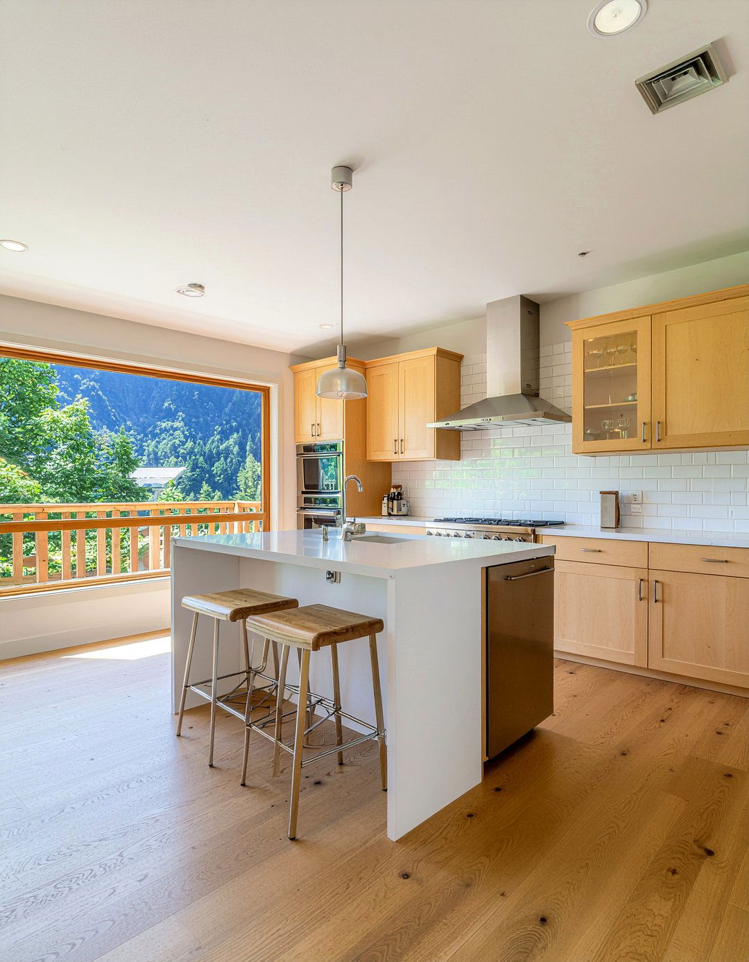 Light Oak Finishes - 30 chalet kitchen ideas