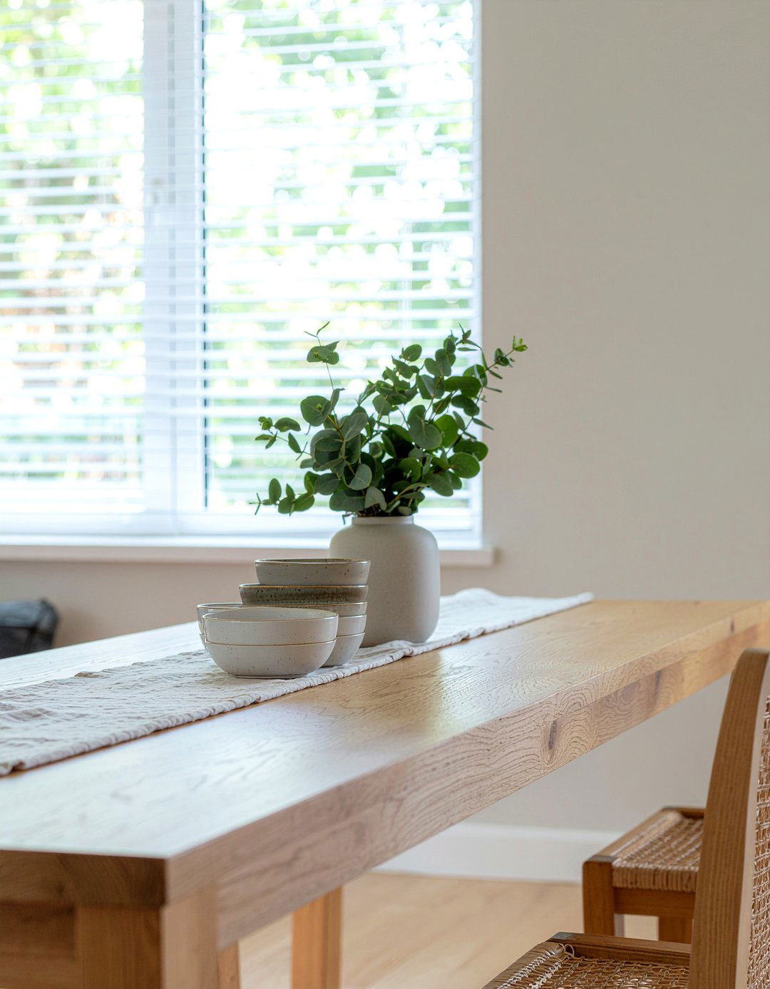 Light Wood Dining Table - 30 California dining room ideas