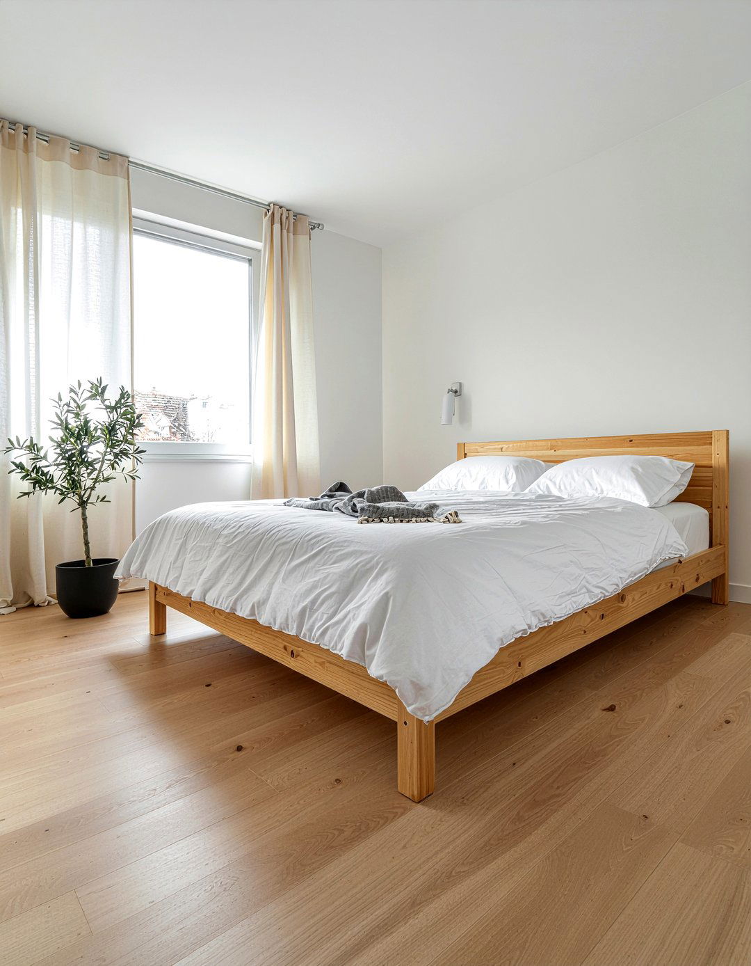 Light oak vinyl plank - 30 bedroom vinyl flooring ideas