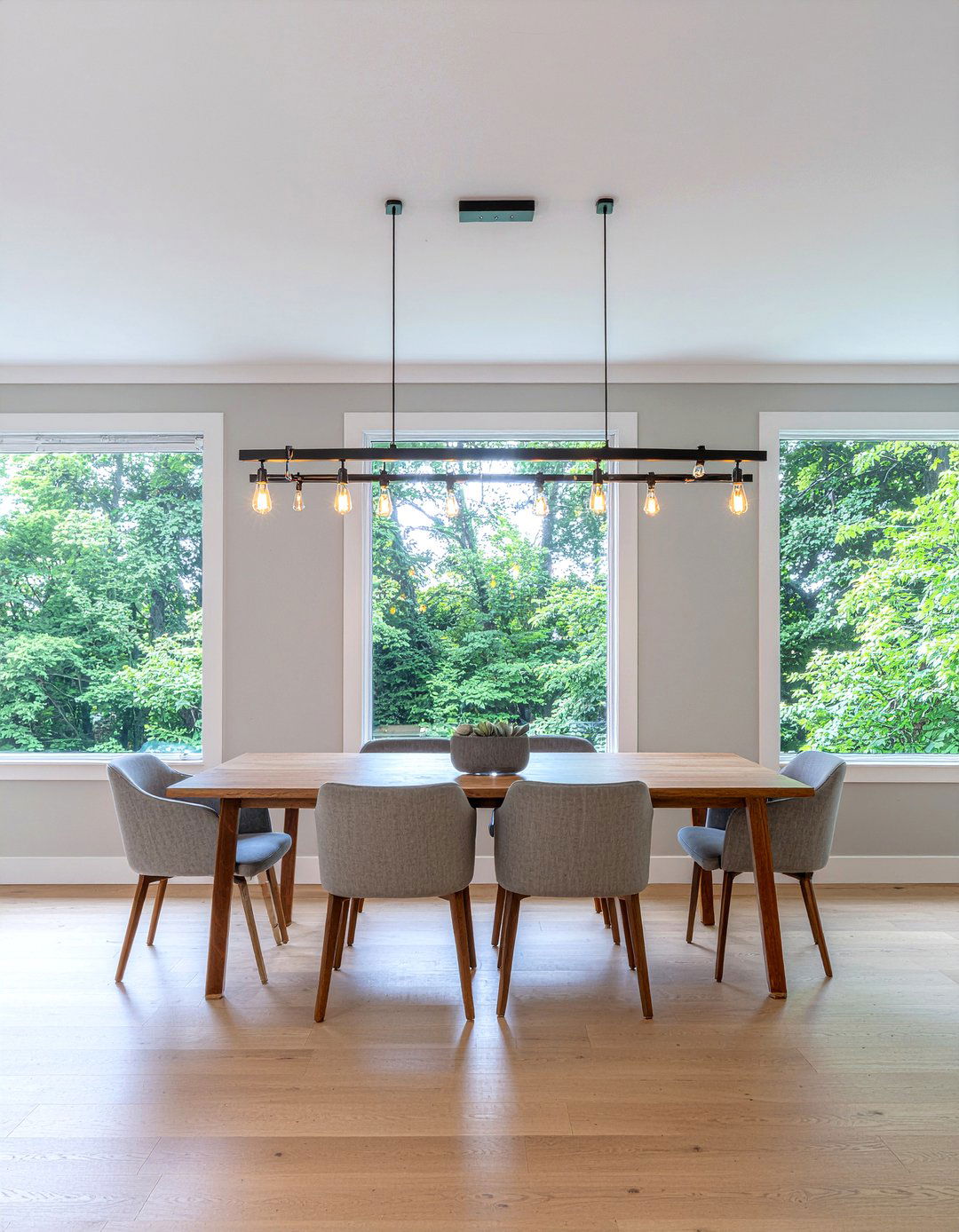 Linear Black Dining Light - 30 modern chandelier dining room ideas