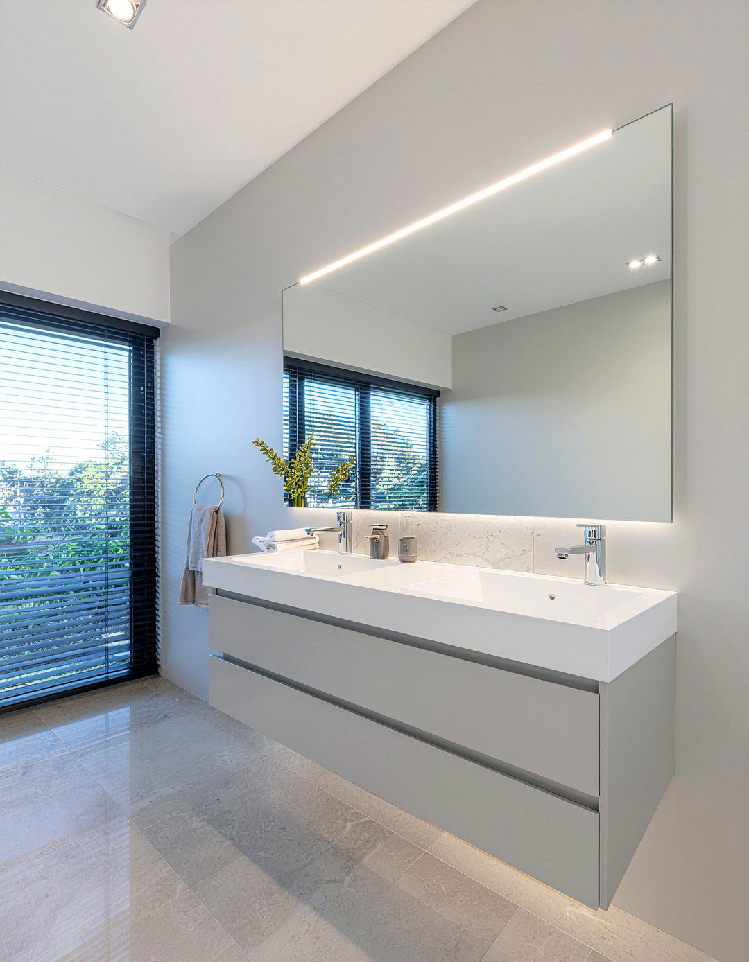 Linear LED bar - 30 bathroom lighting statement ideas