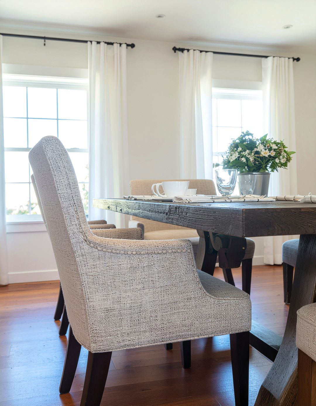 Linen Slipcovered Chairs - 30 ocean-inspired dining room ideas