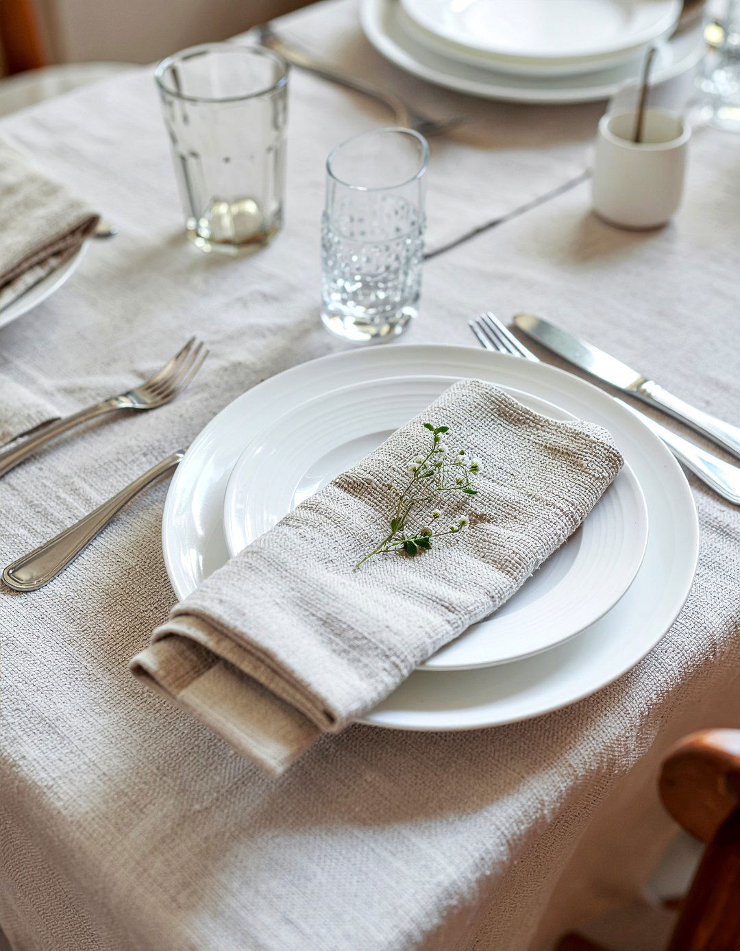 Linen Tablecloth Dining Style - 30 Parisian dining room ideas