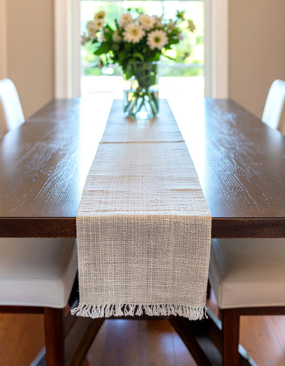 Linen table runner - 30 heirloom dining room ideas