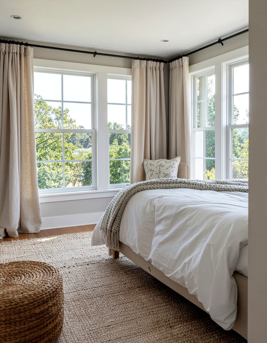 Linen window curtains - 30 New England bedroom ideas