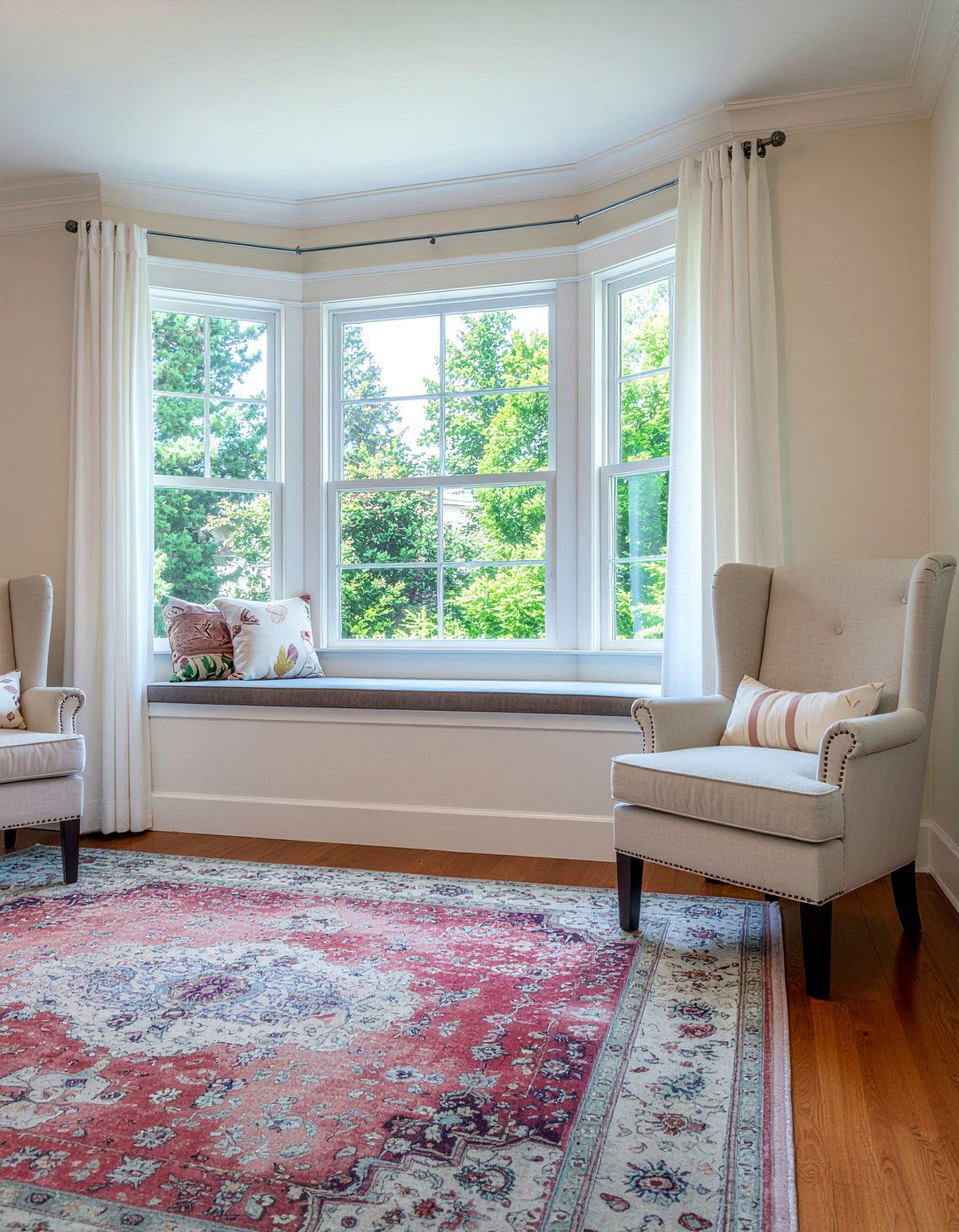 Living room with bay window seating - 30 oddly shaped living room ideas