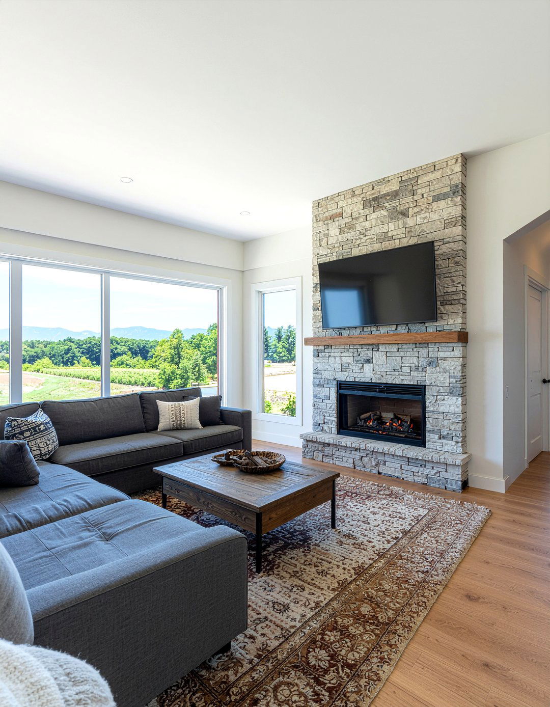 Living room with fireplace and TV - 30 living room furniture arrangement ideas