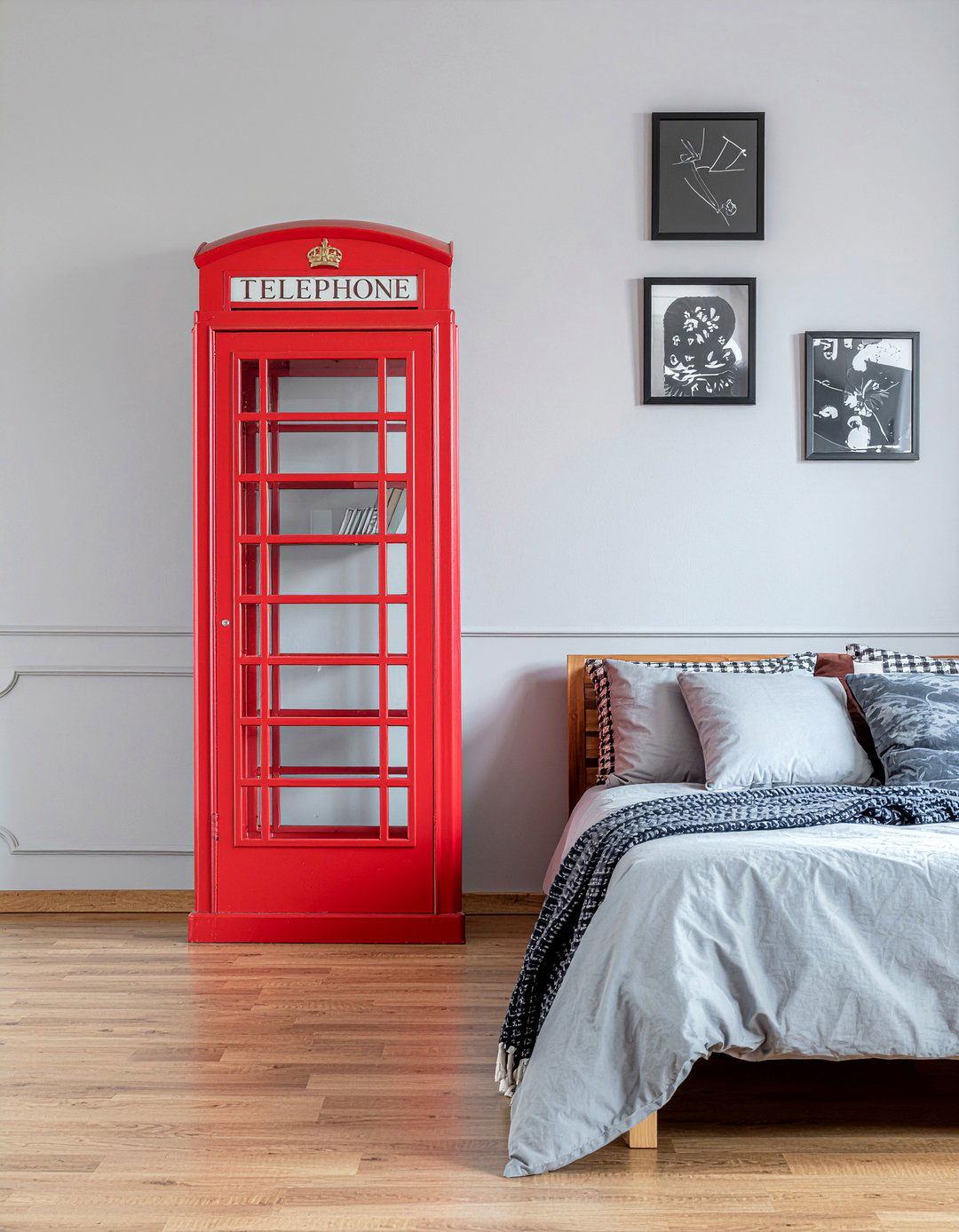 London red telephone box - 30 travel themed bedroom ideas