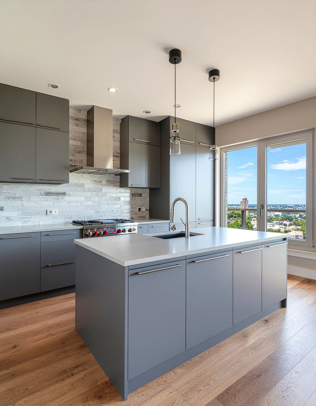 Long Vertical Handles - 30 kitchen cabinet handle ideas