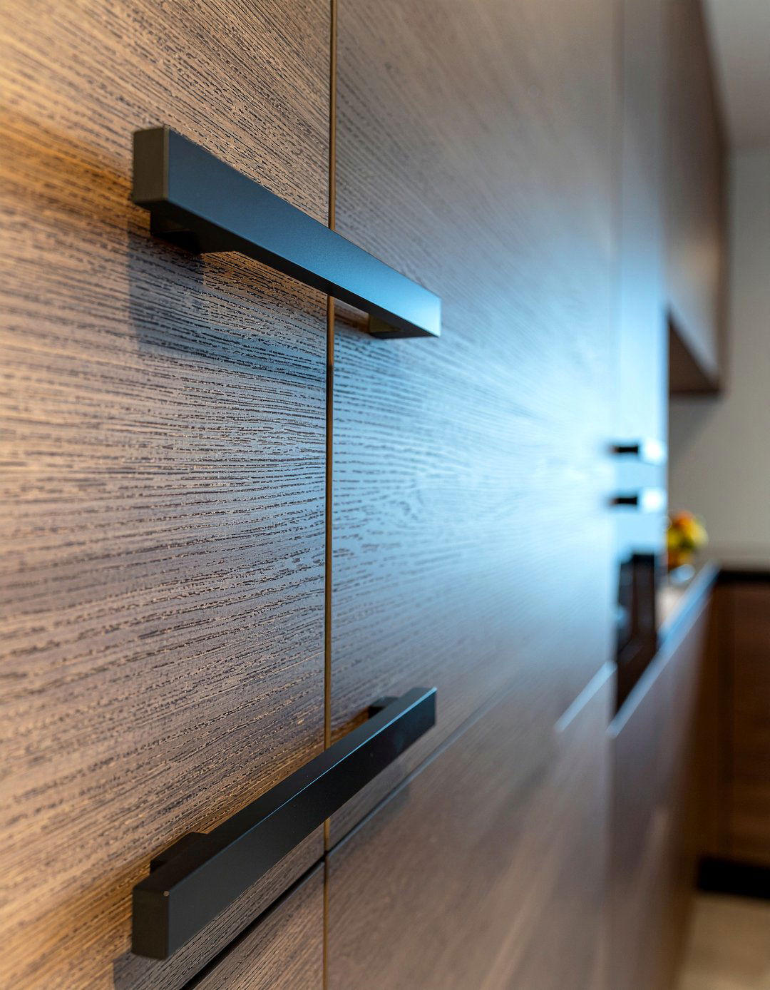 Long black kitchen handles - 30 black kitchen hardware ideas