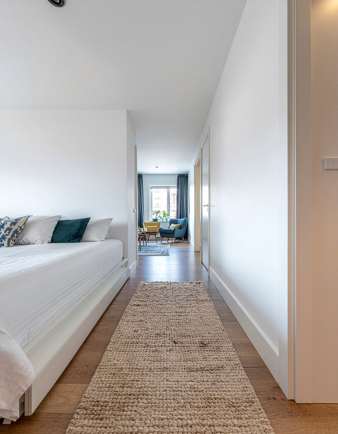 Long narrow bedroom - 30 bedroom layout ideas