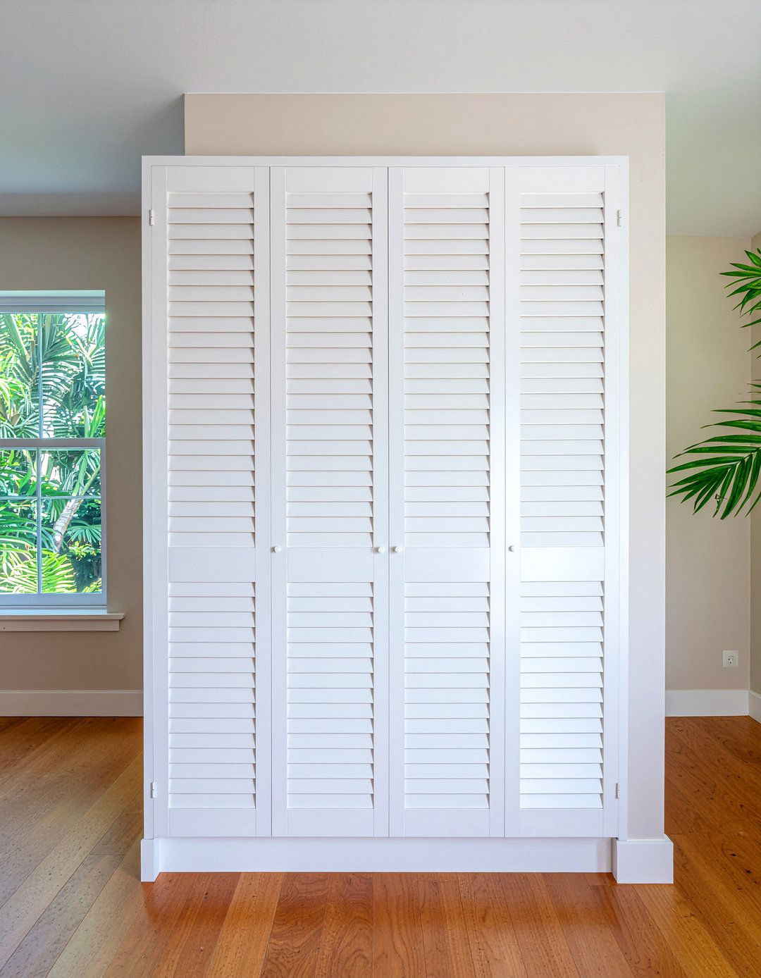 Louvered Closet Doors - 30 Caribbean bedroom ideas