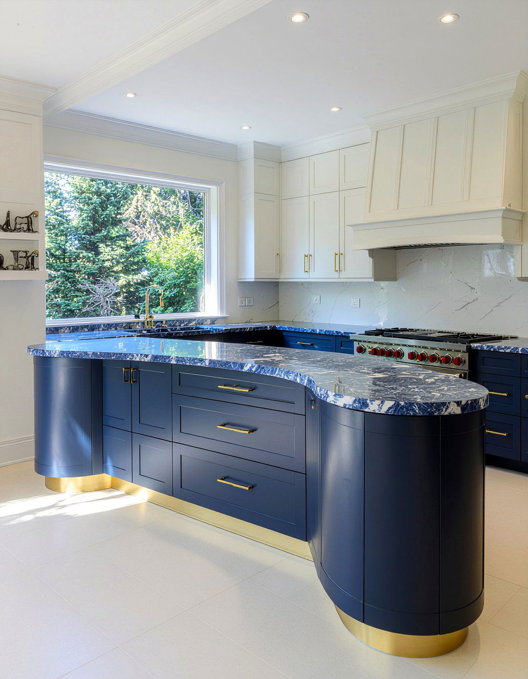 Luxury curved island - 30 curved kitchen island ideas