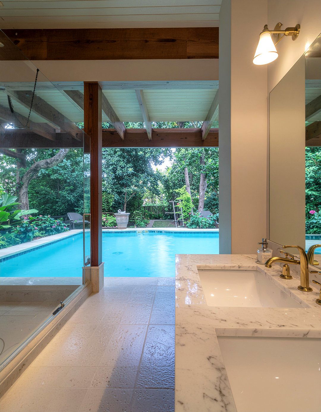 Luxury pool bathroom suite - 30 pool bathroom ideas