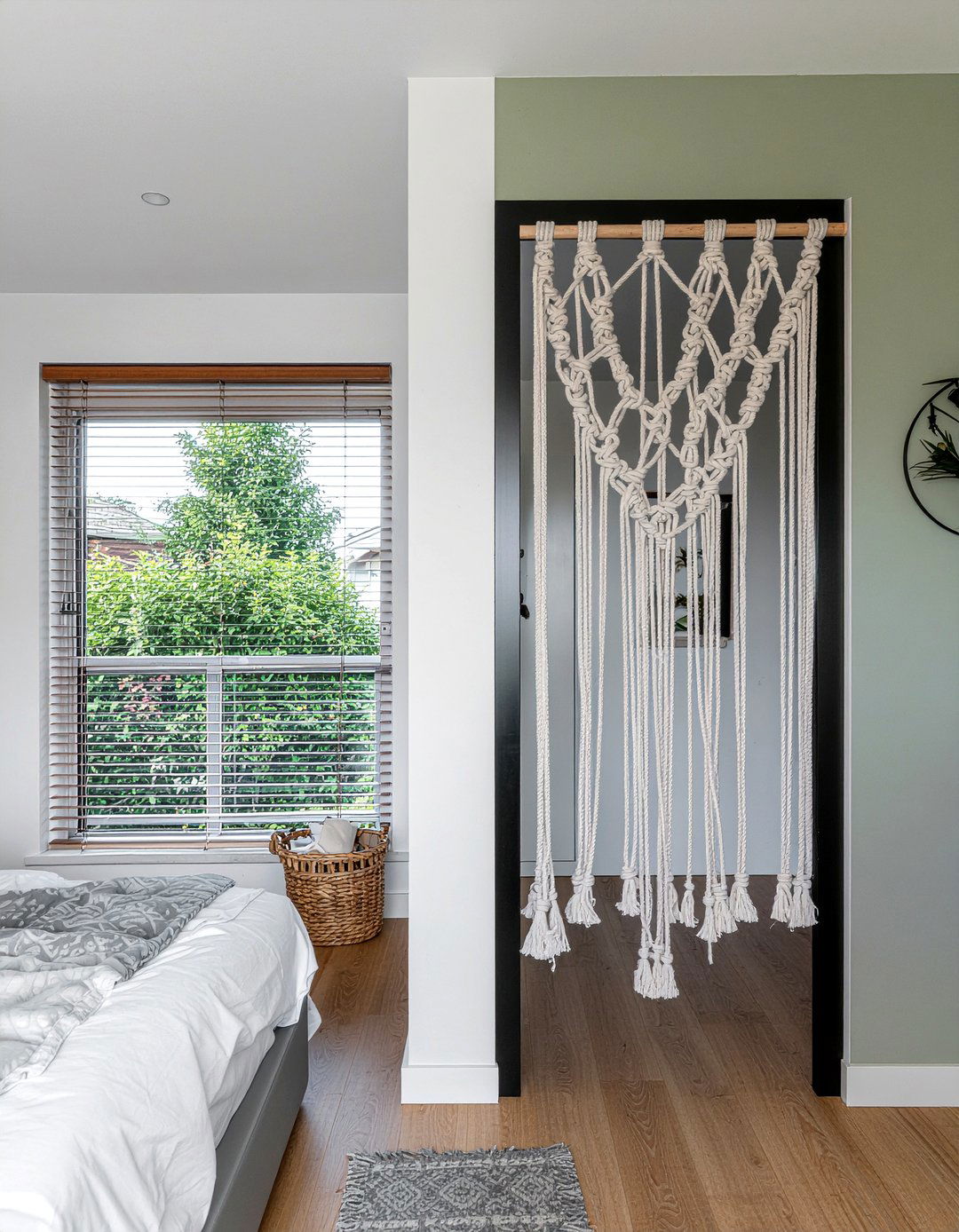 Macrame door hanging - 30 macrame bedroom ideas