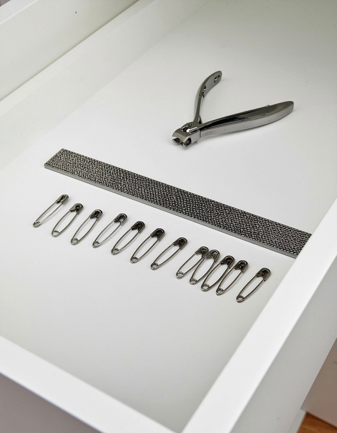 Magnetic grooming strip - 30 bathroom creative storage ideas