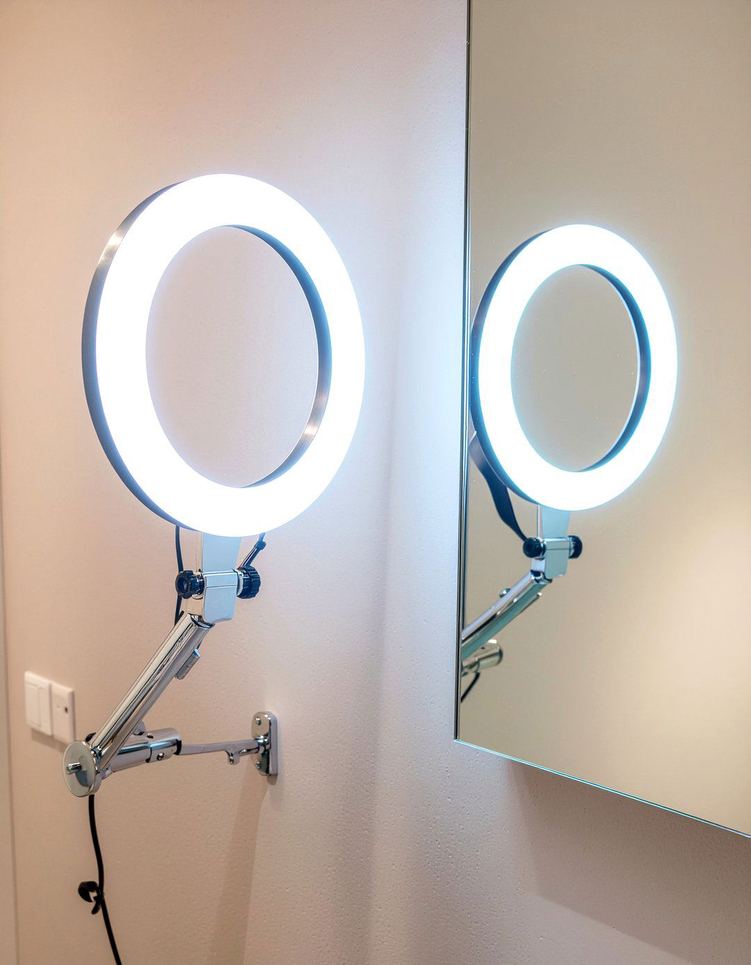 Magnifying makeup mirror with light - 30 bathroom electrical ideas