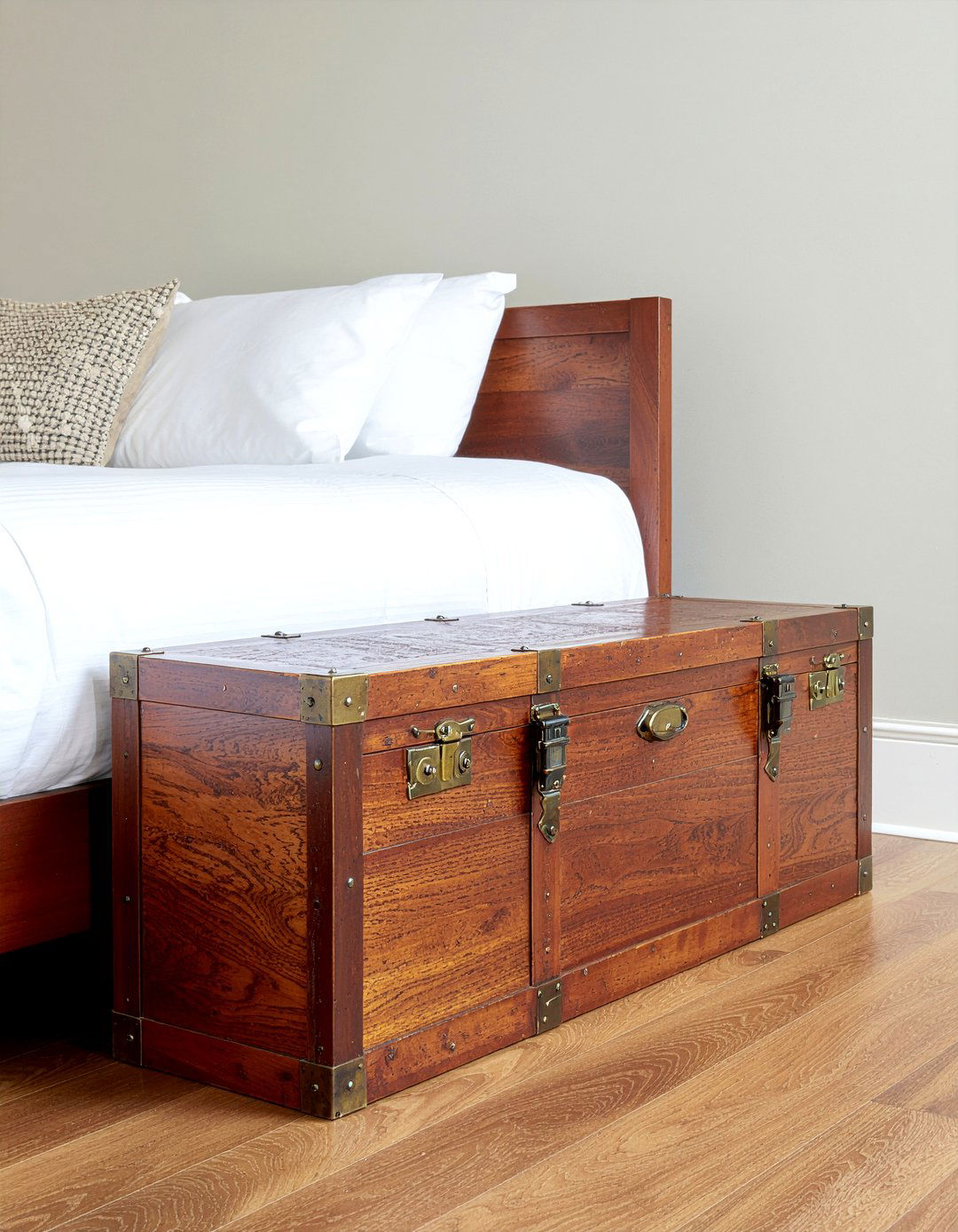 Mahogany Storage Trunk - 30 bedroom mahogany furniture ideas