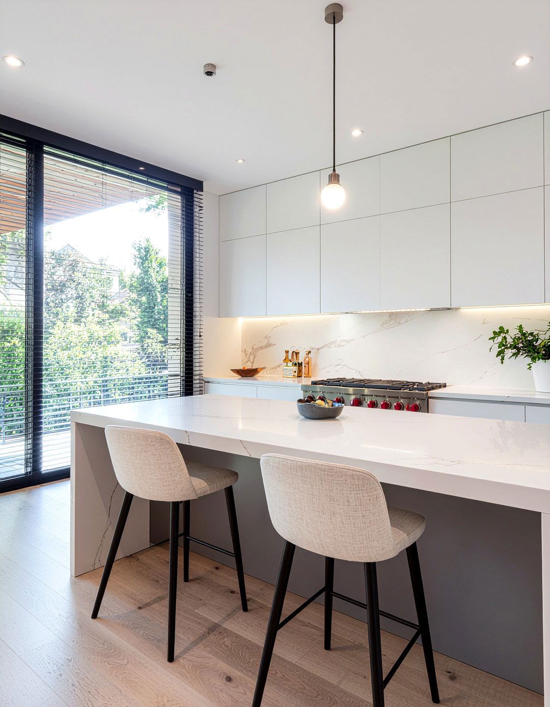 Marble Backsplash - 30 clean-lined kitchen ideas